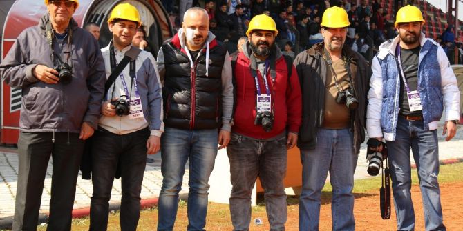 Yeşil Sahada Baretli Tepki