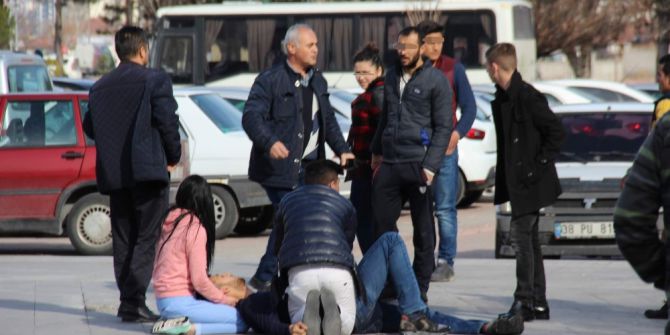 Gençlerin Kavgasında Kan Aktı: 2 Yaralı