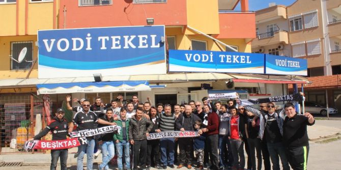 Fenerbahçeli Taraftarların Yağmaladığı Markete, Beşiktaş Taraftarından Geçmiş Olsun Ziyareti