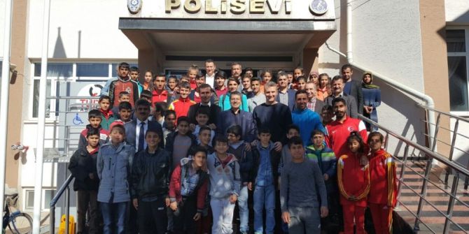 Emniyet Müdürü Alper Genç Sporcularla Bir Araya Geldi