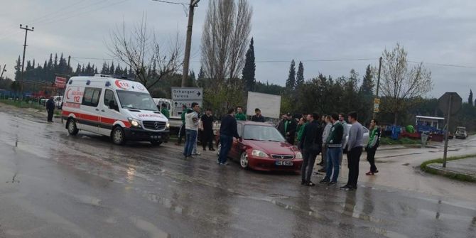 Taraftarları Taşıyan Otomobil Kamyonetle Çarpıştı: 1 Yaralı