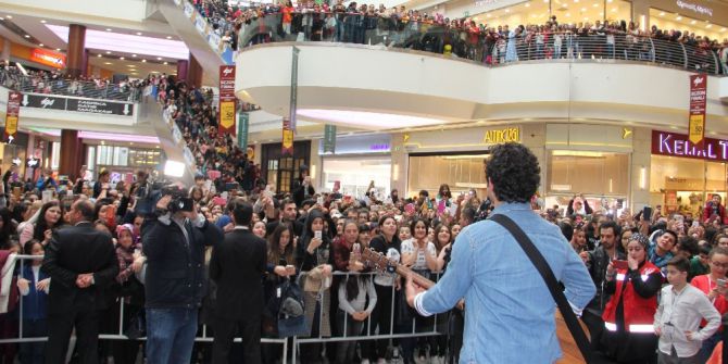 Ünlü Şarkıcı Buray, Ankaralı Hayranlarıyla Buluştu