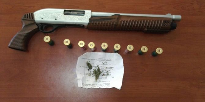 Şüpheli Araçtan Silah Ve Uyuşturucu Çıktı