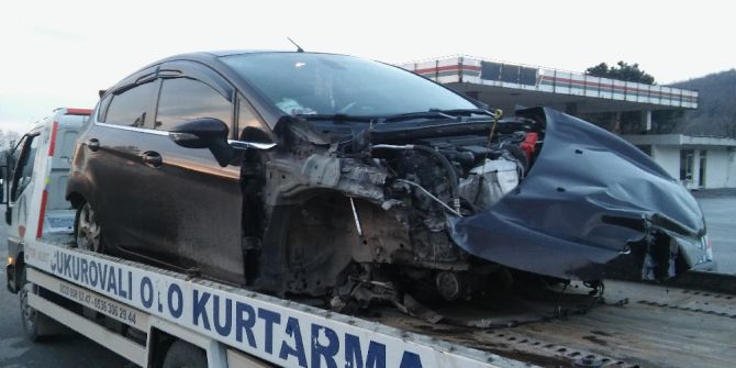 Kontrolden Çıkan Otomobil Bariyerlere Çarptı: 1 Ölü, 4 Yaralı