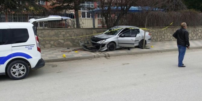 Otomobilin Çarptığı Anne Öldü, Kızı Yaralandı