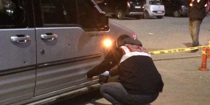 Gözü Dönmüş Akraba 5 Kişinin Olduğu Aracı Taradı