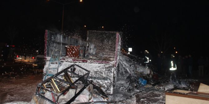 Ev Eşyası Yüklü Kamyon Alev Alev Yandı