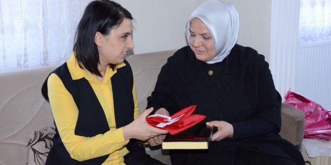 Keşir’den Şehit Ailelerine Türk Bayrağı Ve Kur’an-ı Kerim