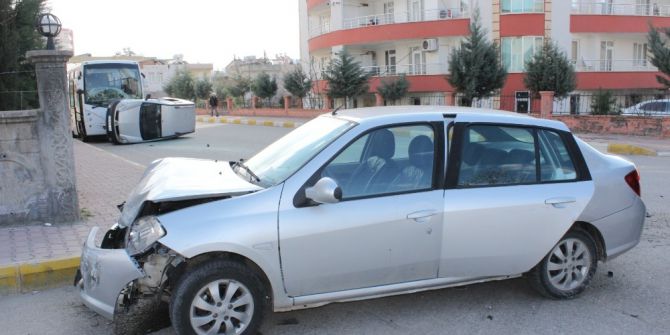 Otomobile Çarpıp Taklalar Atan Araç, Park Halinde Otobüse Çarparak Durabildi