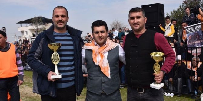 Kemalpaşa’da Nefes Kesen Deve Güreşleri