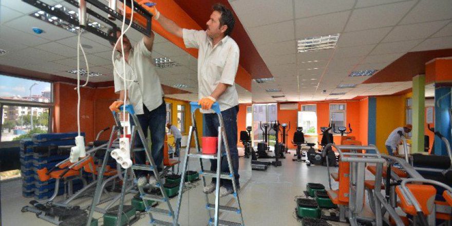 Spor Salonlarında Hummalı Çalışma