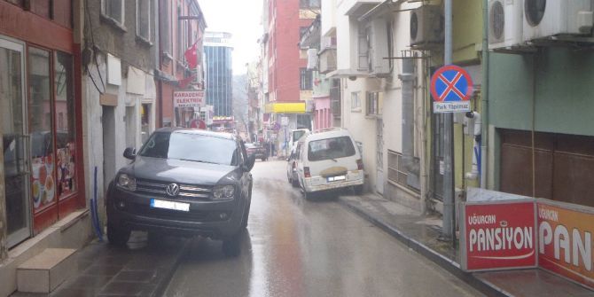 Yasak Tabelasına Rağmen Araçlar Dar Sokaklarda Park Ediyor