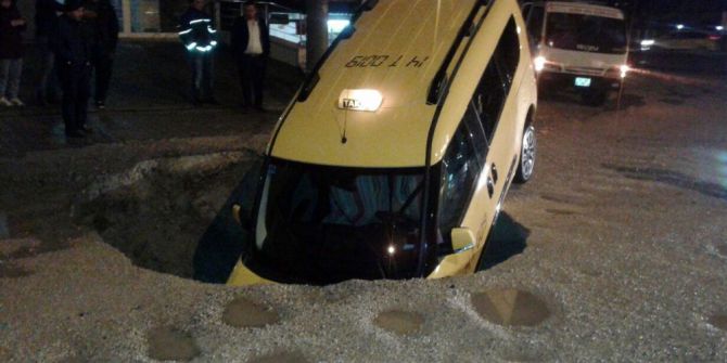 Ticari Taksi Yağmur Nedeniyle Meydana Gelen Göcüğe Düştü