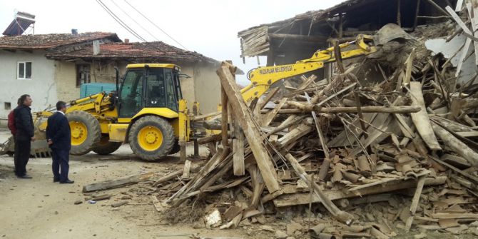 Pazarlar’da Metruk Binaların Yıkımına Devam Ediliyor