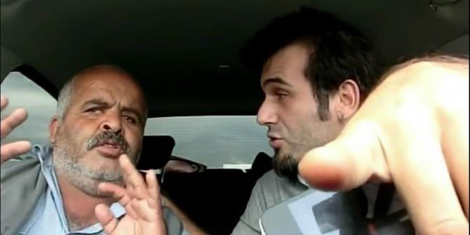 Otostopla Arabasına Aldığı Dolandırıcıları İfşa Ediyor