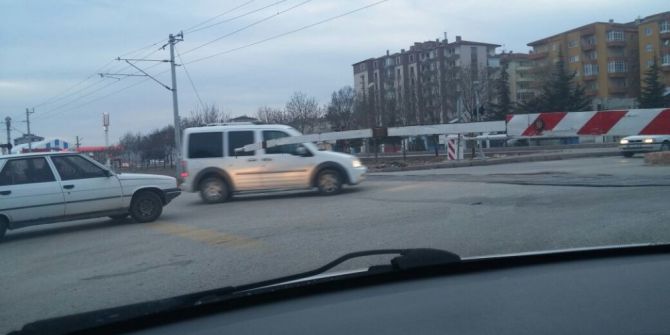 Araçlar Bariyeri Kapalı Olan Tren Yolundan Geçiyor