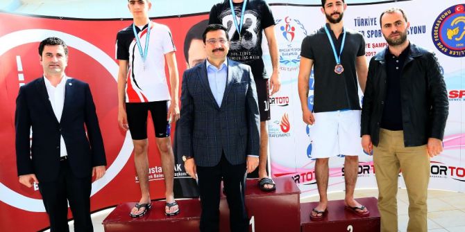 İşitme Engelli Yüzücüler Keçiören’de Buluştu