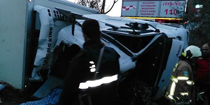 Tır Devrildi, Sürücüsü Hayatını Kaybetti