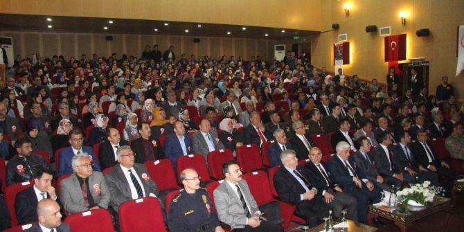 Lise Öğrencilerinin Çanakkale Şehitlerini Anma Etkinliğinde