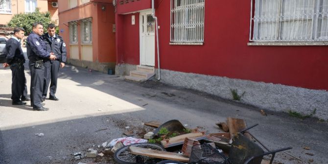 Ağabeyi İle Kavga Edip Kendini Eve Kilitleyen Kişiyi Polis İkna Etti