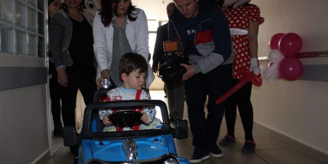 Çocuklar Gülerek Bıçak Altına Yatıyor