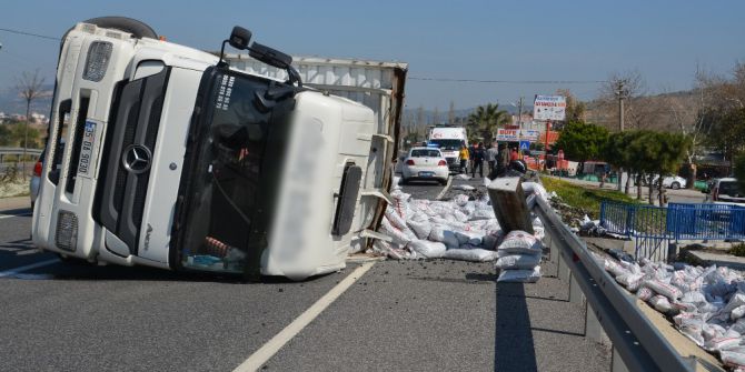 Devrilen Kömür Yüklü Tırın Sürücüsü Ölümden Döndü