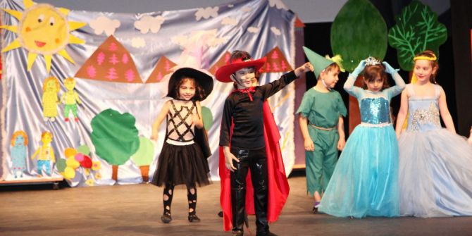 Anaokulu Öğrencilerinden Tiyatro Gösterisi