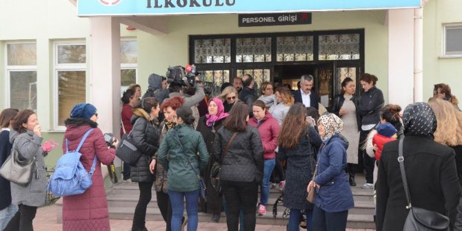 Veliler Okul Önünde Toplanıp Müdürü İstifaya Çağırdı