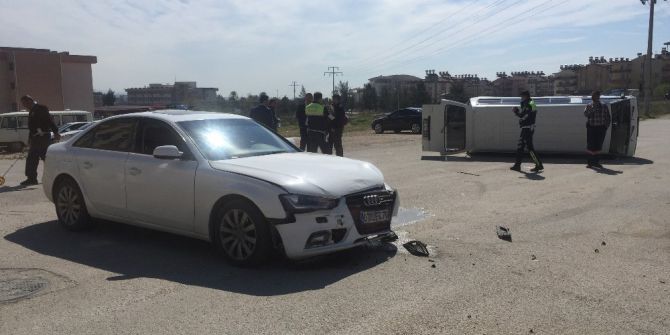 Manavgat’ta Otomobil İle Minibüs Çarpıştı: 4 Yaralı
