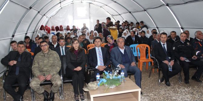 Depremzedeler Çanakkale Zaferini Kutladı