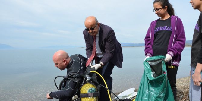 Sargın, Dalgıçlar Ve Öğrenciler İle Sahili Temizledi