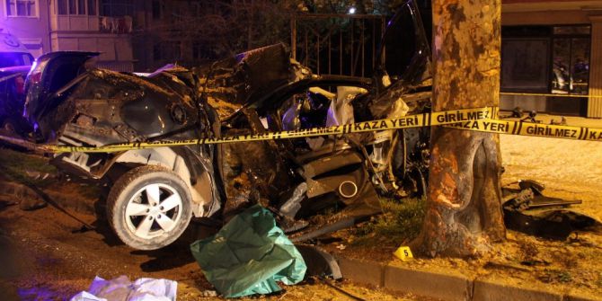 Ağaca Çarpan Otomobil Hurdaya Döndü: 1 Ölü 1 Yaralı