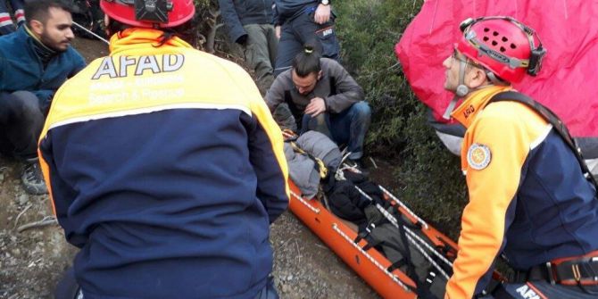Kayalık Alana Çakılan Paraşütçü Helikopterle Kurtarıldı