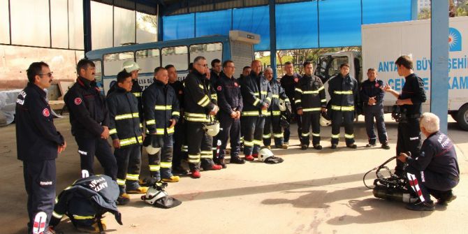 İtfaiye Erlerine Eğitim Veriliyor