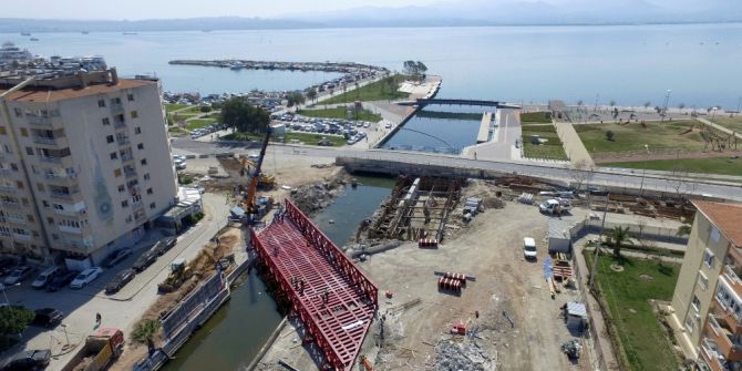 Tramvay İçin 150 Tonluk Çelik Köprü Kuruldu