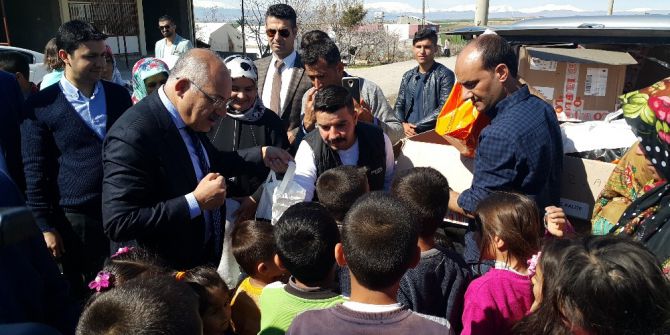 Tim Başkanı Büyükekşi Depremzede Çocukları Sevindirdi