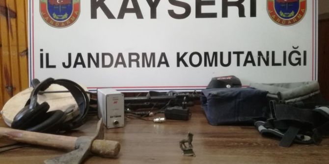 Define Avcıları İki Adet Heykel İle Birlikte Yakalandı