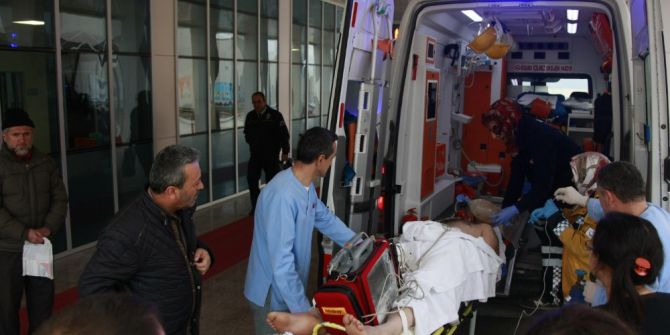 Otomobille Çarpışan Motosiklet Sürücüsü Ağır Yaralandı