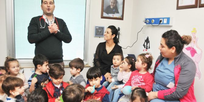 Minikler Sağlık Bilgilerini Hastanede Doktordan Aldı