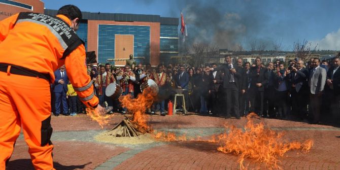 Nevruz Ateşi Yakarken Kendini Yakıyordu