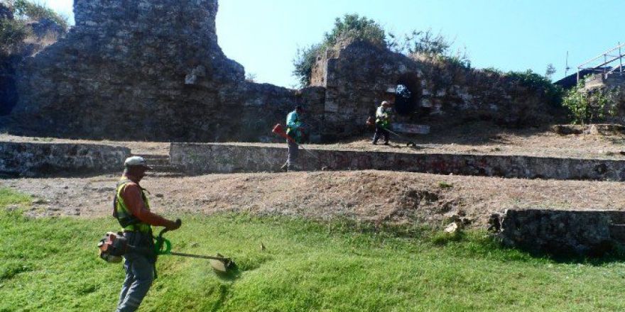 Manavgat Belediyesi Tarihi Zindan Kalesi’ni Temizliyor