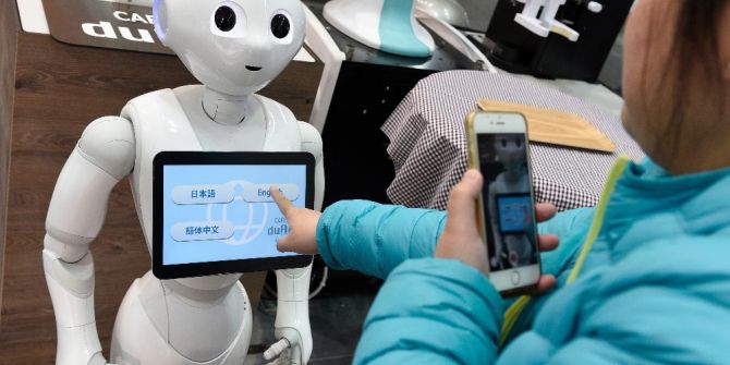 Robotlar, Fuarda Kendi Tanıtımlarının Kendileri Yapıyor