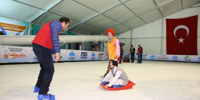 Down Sendromlu Çocuklar Buz Pistinde