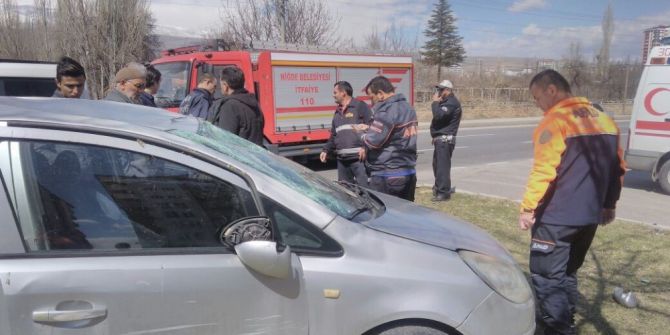 Otomobiller Çarpıştı: 3 Yaralı