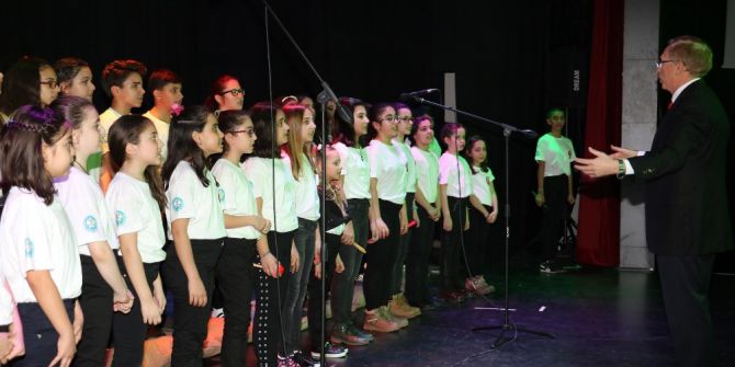 Zaferin Coşkusu Salonlara Sığmadı