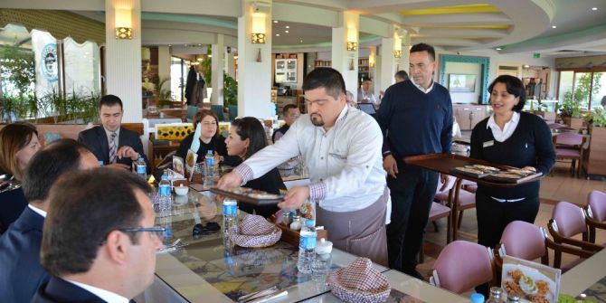 Protokole Öğle Yemeğinde Özel Servis