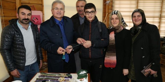 Başkan Kasap’a Yaptığı Tespihi Hediye Etti