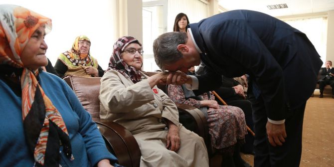 Başkan Tahmazoğlu Yaşlılar Haftasını Kutladı