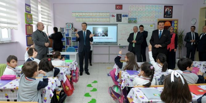 Okuma Yazmayı Öğrendiler, Vali Çelik’i Sınıflarına Davet Ettiler