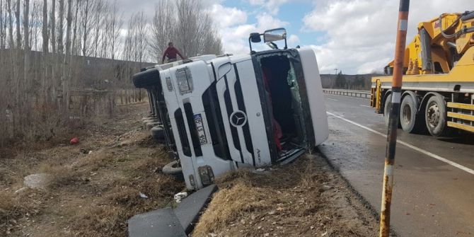 Tonlarca Soğan Karayoluna Saçıldı
